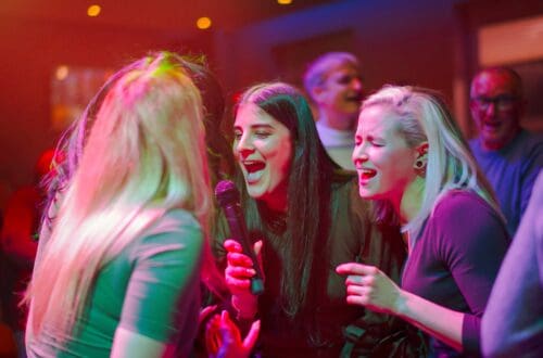 Gostje uživajo na Karaoke Party-ju v Elipsa Caffe