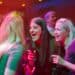 Gostje uživajo na Karaoke Party-ju v Elipsa Caffe