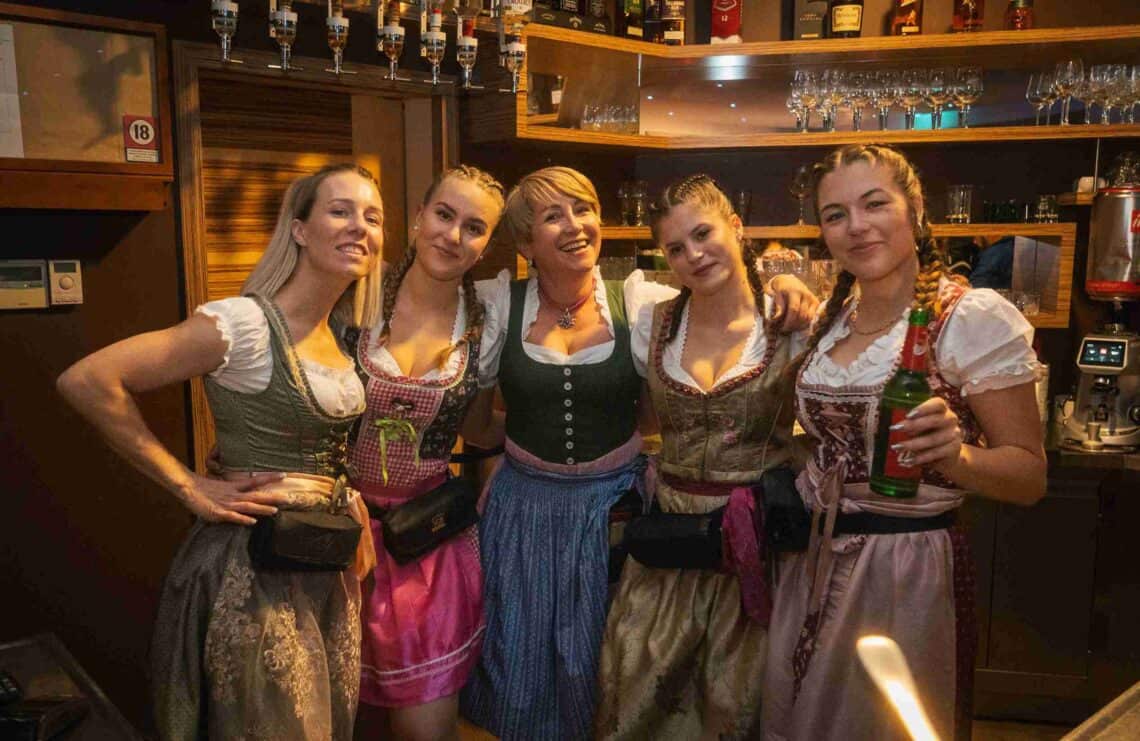 Utrinki z dogodka Oktoberfešta v Elipsa Caffe, Radizel. Osebje v dirndlih.