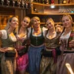Utrinki z dogodka Oktoberfešta v Elipsa Caffe, Radizel. Osebje v dirndlih.