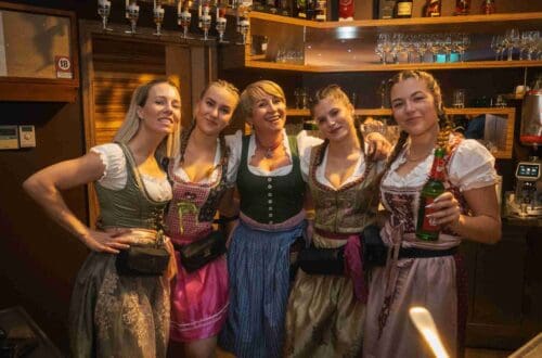 Utrinki z dogodka Oktoberfešta v Elipsa Caffe, Radizel. Osebje v dirndlih.