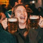 Utrinki z dogodka Oktoberfešta v Elipsa Caffe, Radizel. Navdušena gostja s krigli.